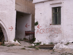 guiding arrows to Polyrrinia acropolis